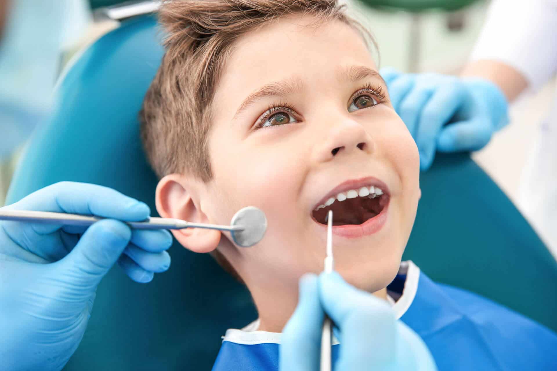 Врач лечащий кариес. Пульпит молочных зубов детская стоматология. Кариес зубов детская стоматология.
